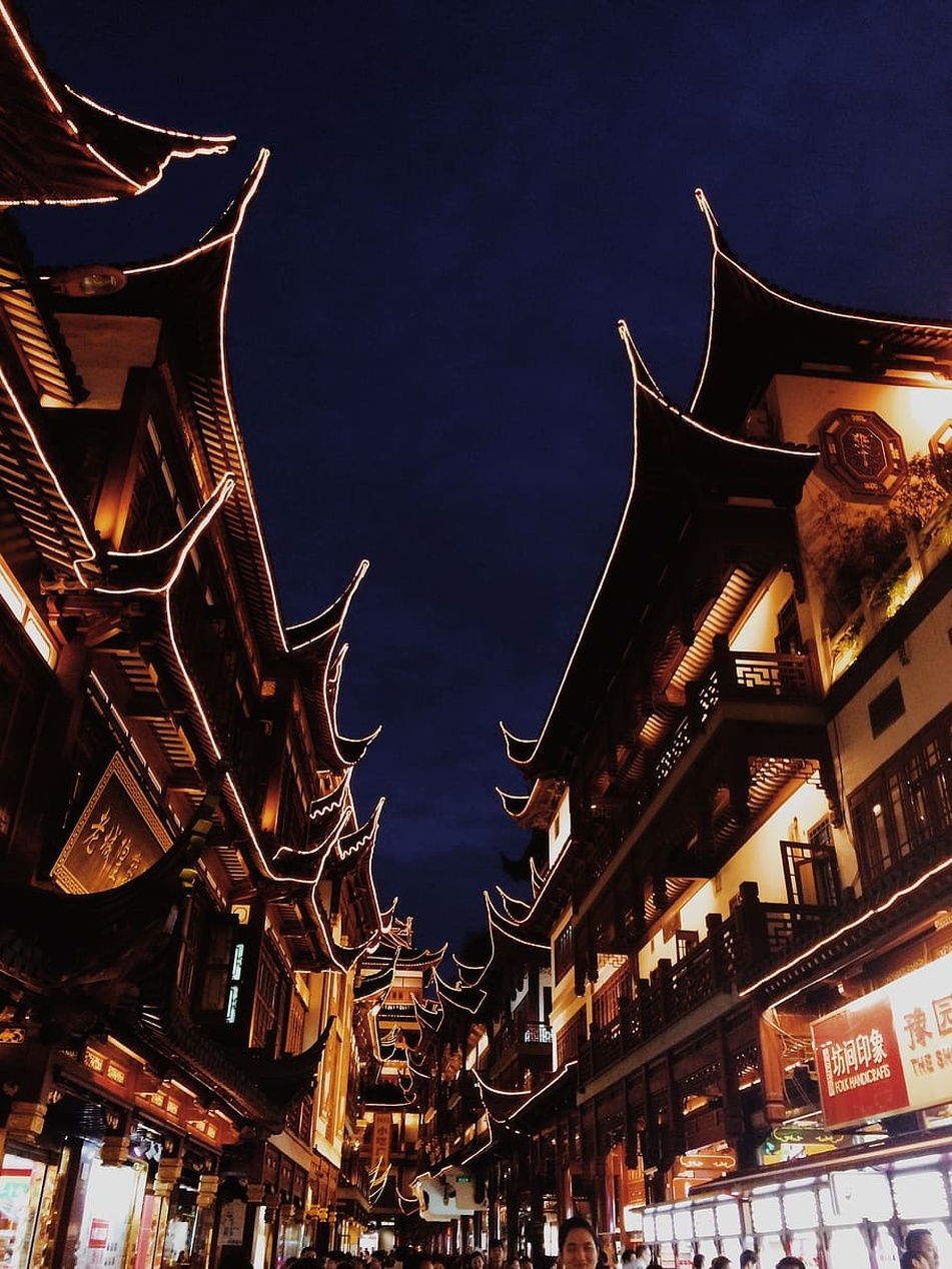 Traditionelle chinesische Straße bei Nacht mit beleuchteten Laternen und geschwungenen Dächern