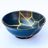 Dunkelblaue Keramikschale mit markanten goldenen Kintsugi-Rissen