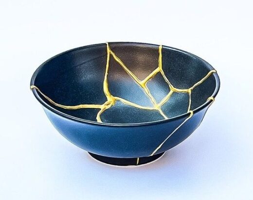 Dunkelblaue Keramikschale mit markanten goldenen Kintsugi-Rissen