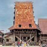 Traditionelles Tongkonan-Haus mit geschwungenem Dach in Tana Toraja