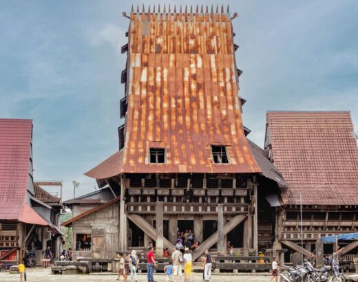 Traditionelles Tongkonan-Haus mit geschwungenem Dach in Tana Toraja
