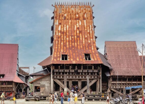 Traditionelles Tongkonan-Haus mit geschwungenem Dach in Tana Toraja