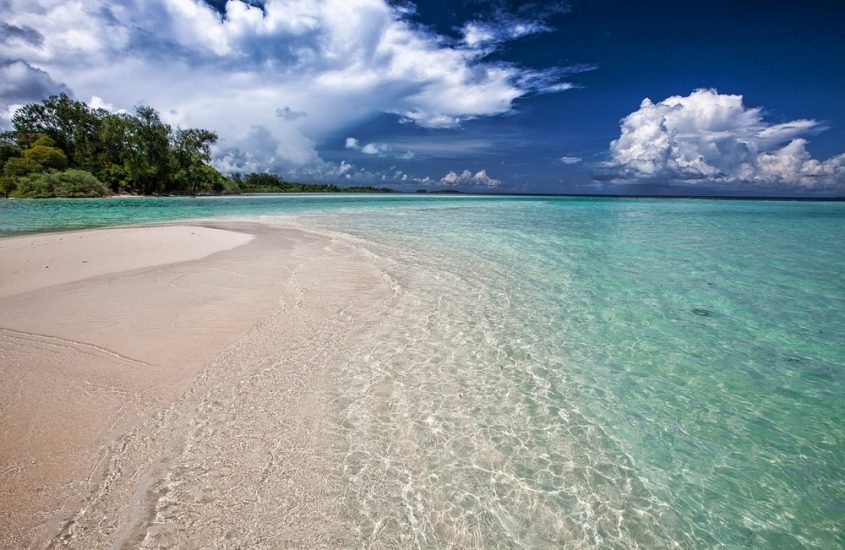 Sportlich gekleidet am Strand von Sumatra